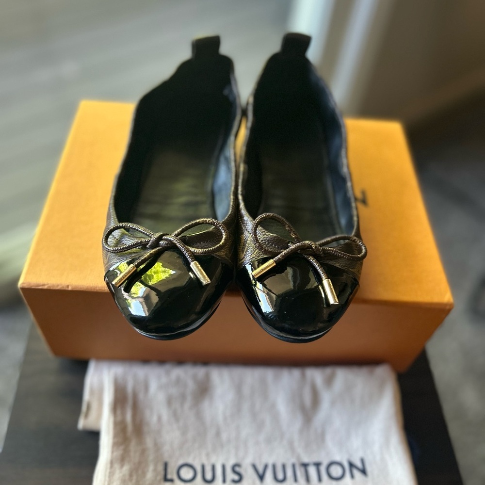 Louis Vuitton Black and Brown Flats for Effortless Style - Picture 1 of 9
